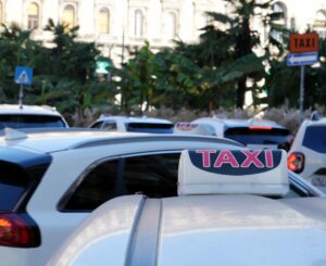 A Milano, precisamente alla fermata dei taxi di Piazza Duomo, si è tenuto un incontro tra i tassisti...