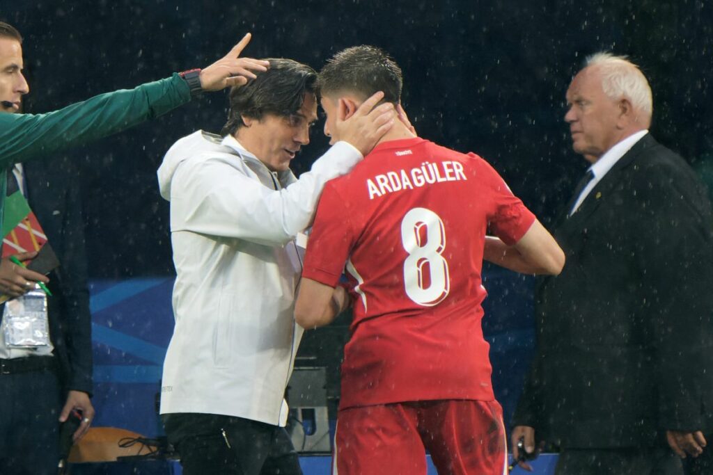 Arda Guler della Turchia festeggia dopo aver segnato un gol con Vincenzo Montella, allenatore della...