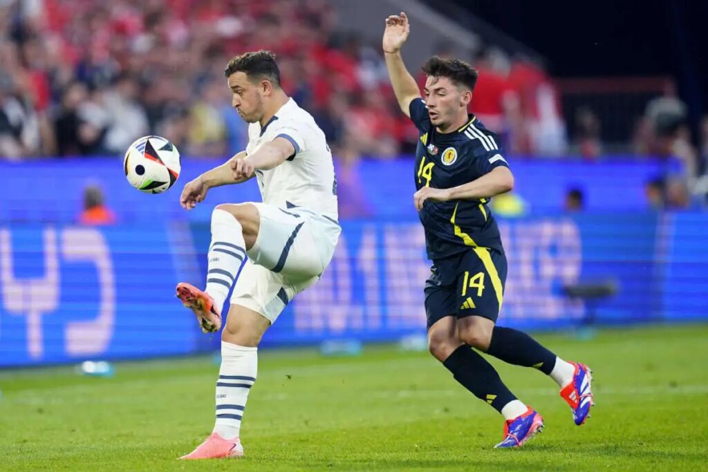 Xherdan Shaqiri della Svizzera e Billy Gilmour della Scozia durante la partita UEFA Euro 2024 tra...