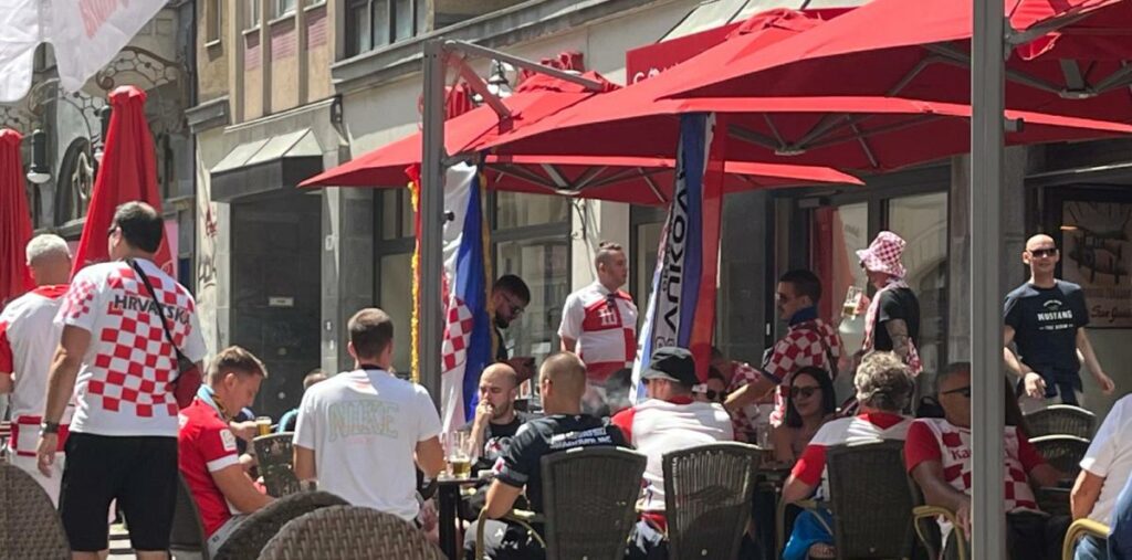 Tifosi croati invadono Lipsia con grande entusiasmo e cori intensi