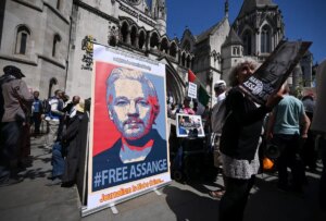 Julian Assange firma un accordo con gli Stati Uniti e recupera la libertà