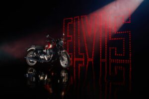 La celebrazione del mito di Elvis Presley e della sua leggendaria moto Bonneville “Memphis Mafia”...