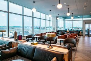 All'interno della nuova aggiunta alla collezione Delta Air Lines Sky Club vicino al gate A8 presso...