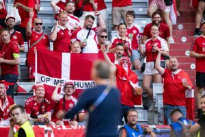 Il 25 giugno 2024, i fan della Danimarca festeggiano insieme al commissario tecnico Kasper Hjulmand...