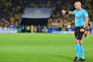 Il fischietto Szymon Marciniak ha reagito durante una partita di calcio tra le nazionali del Belgio...