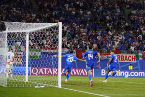 Mattia Zaccagni dell'Italia festeggia con i suoi compagni di squadra dopo aver segnato il 1-1...