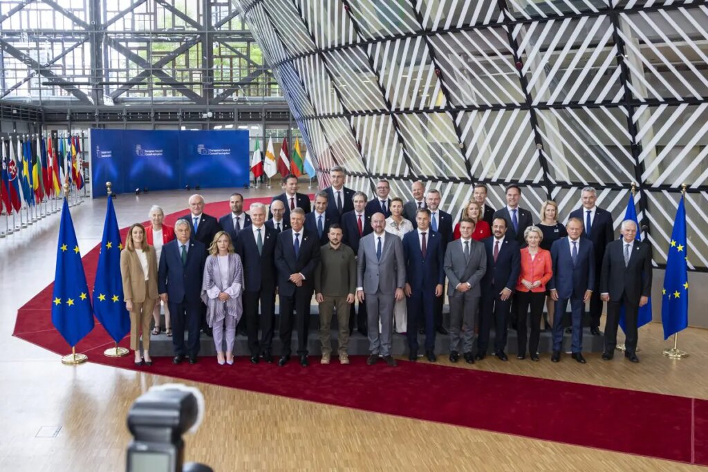 Nella foto di famiglia dei leader dell'Unione Europea durante il vertice del Consiglio europeo, si...