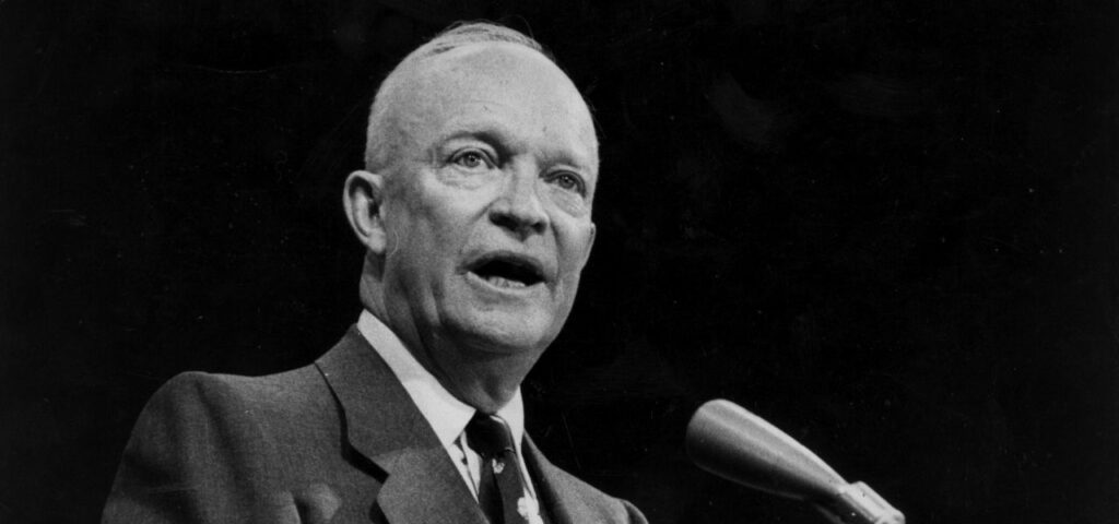 Sotto il comando del generale Eisenhower, le forze navali alleate, supportate da una copertura aerea...