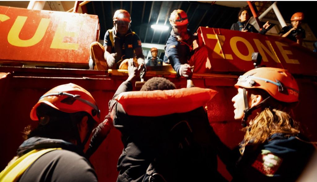 Gli enti di beneficenza Sea-Eye e Alarm Phone hanno recentemente salvato circa 100 persone in mare...