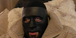 Il rapper mascherato C.Gambino trovato morto nel suo garage a soli 26 anni