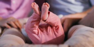 Tre neonati abbandonati nella stessa strada di Londra negli ultimi sette anni sono fratelli: il caso scandaloso.