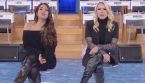 Anna Pettinelli è una nota personaggio televisivo italiano che ha una figlia di nome Carolina Russi...