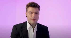 Fedez è arrivato a Taranto con un jet privato insieme al suo nuovo cagnolino per partecipare a una...