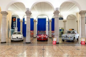 Centinaia di fan si sono radunati ad Aci Milano per ammirare la Giulietta in esposizione