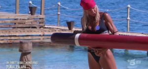Matilde Brandi, il suo incidente hot all’Isola dei Famosi 2024: “Non posso continuare con mezzo seno fuori…”