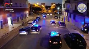 A Roma, venticinque persone sono state colpite da un'ordinanza di misura cautelare ad Aprilia, in...