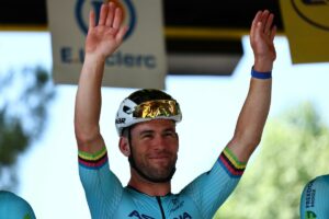 Mark Cavendish, britannico dell'Astana Qazaqstan, è ritratto sul podio all'inizio della seconda...
