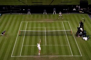 Jannik Sinner contro Matteo Berrettini sul campo centrale del Torneo di Wimbledon del 2024 al All...