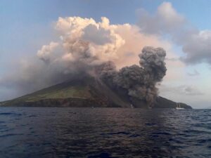 Nuova eruzione sullo Stromboli: nube di cenere sull’isola