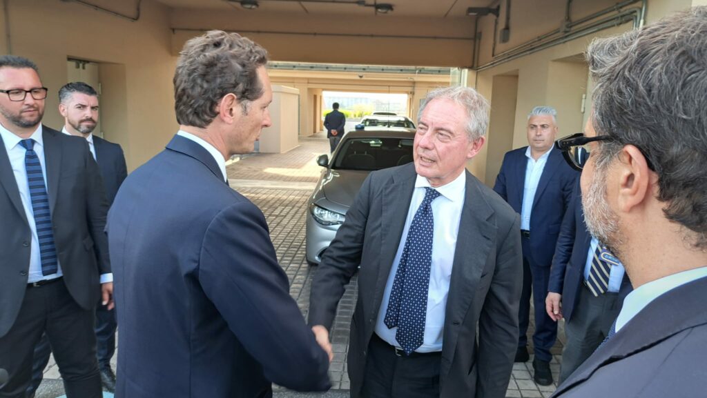 Stellantis: Elkann-Urso si stringono la mano per una nuova fase dell’auto