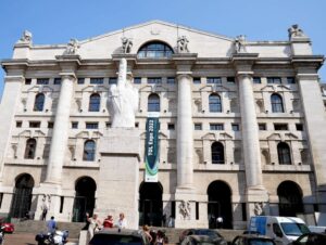 Milano apre in positivo: il Ftse Mib guadagna lo 0,28% a 34.415 punti.