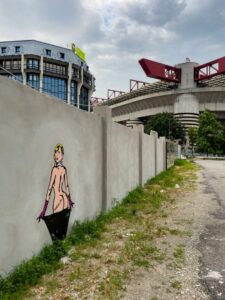 A San Siro, Milano si mostra più di un concerto: un murale di Taylor Swift emerge