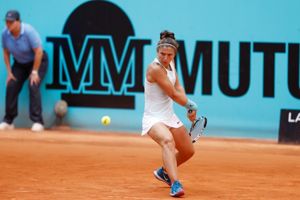 Sara Errani d'Italia in azione contro Jodie Burrage della Gran Bretagna durante il Mutua Madrid Open...