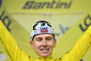 Il leader della classifica generale, lo sloveno Tadej Pogacar del team UAE Emirates, è ritratto sul...