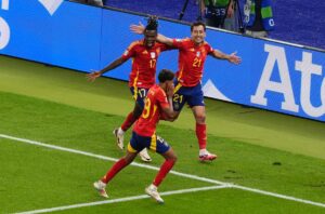 Mikel Oyarzabal della Spagna celebra il secondo gol durante la finale dell'UEFA Euro 2024 allo...