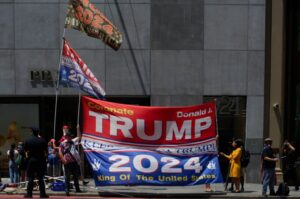 Alla manifestazione al Trump Tower a New York, i sostenitori dell'ex presidente Donald Trump tengono...