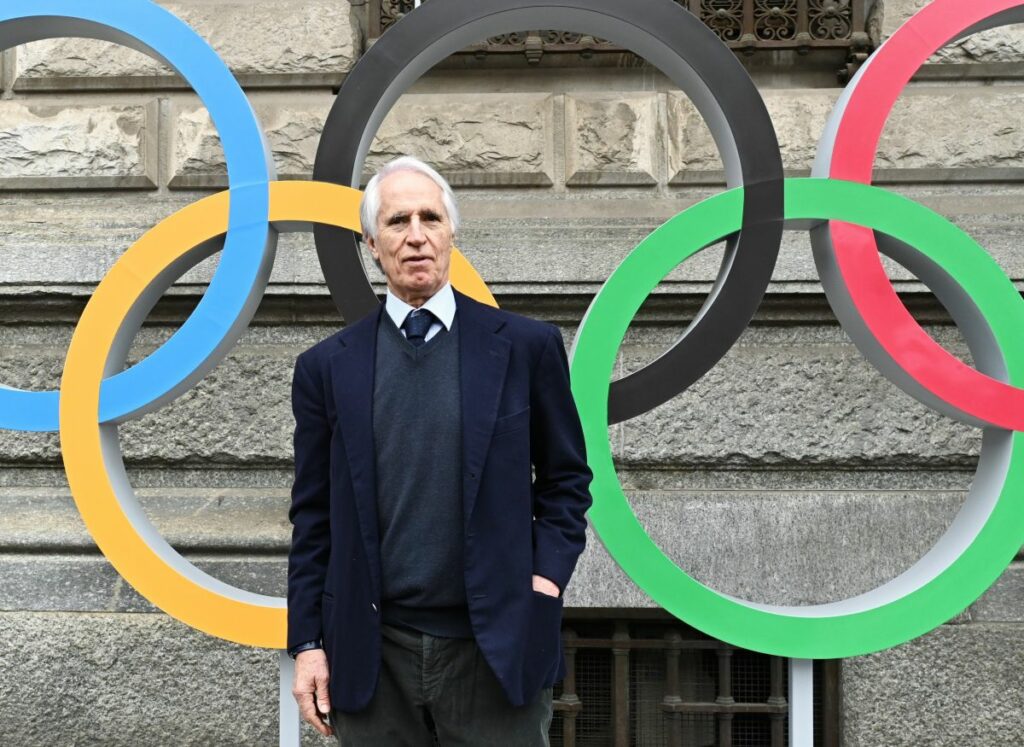 GaMilano, Italia - Milano Cortina 2026 ha svelato i simboli olimpici e paralimpici in Piazza Scala a...