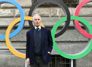 GaMilano, Italia - Milano Cortina 2026 ha svelato i simboli olimpici e paralimpici in Piazza Scala a...