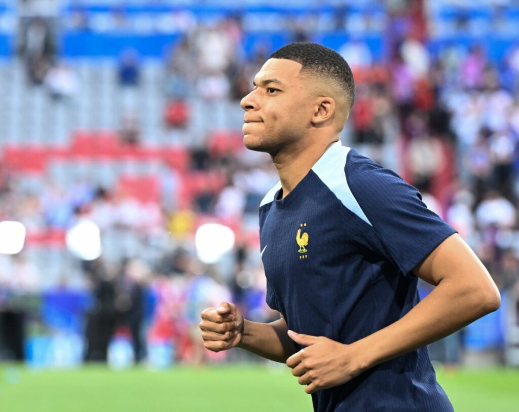 Il 10 luglio 2024 a Monaco, Kylian Mbappè della Francia si scalda prima della semifinale di UEFA...