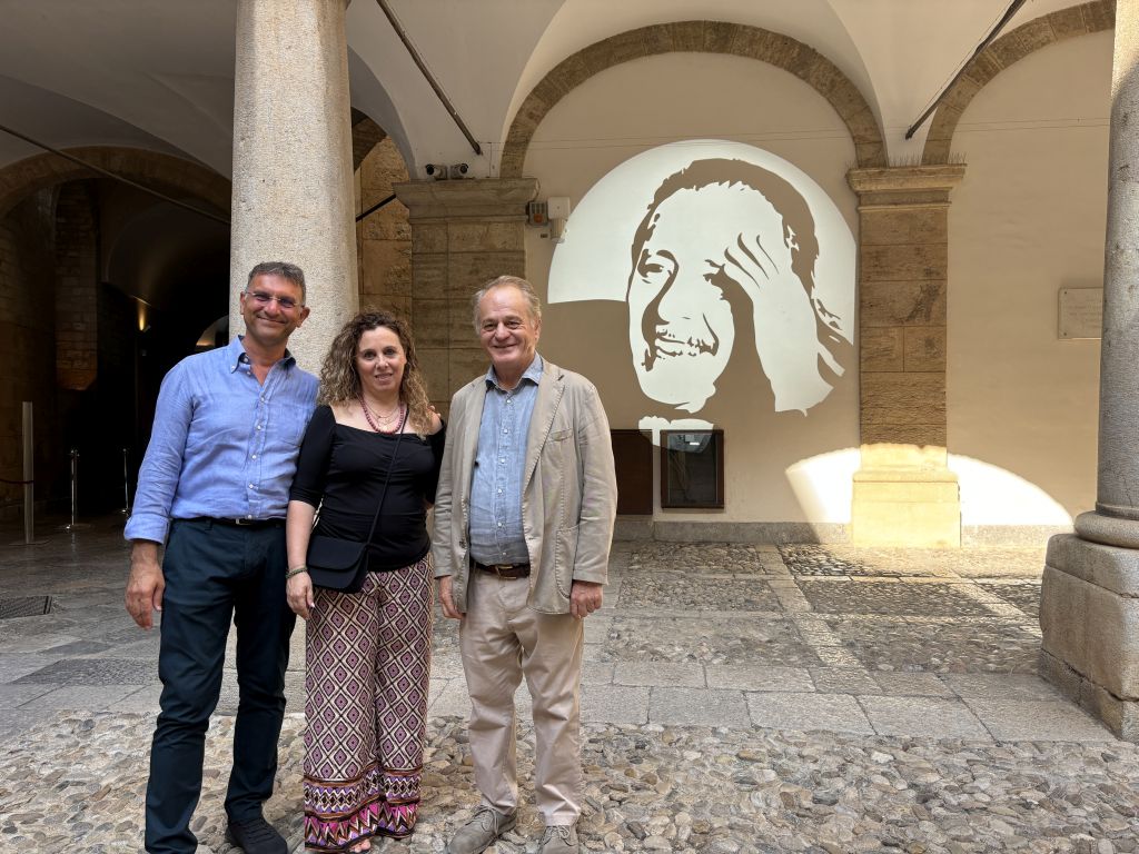Il volto di Paolo Borsellino illuminato a Palazzo dei Normanni