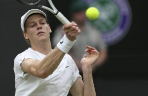 Il 10 luglio 2024, Jannik Sinner ha colpito un ritorno durante la partita dei quarti di finale...