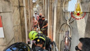 Una turista colta da malore sulle terrazze del Duomo di Milano e soccorsa dai Vigili del Fuoco