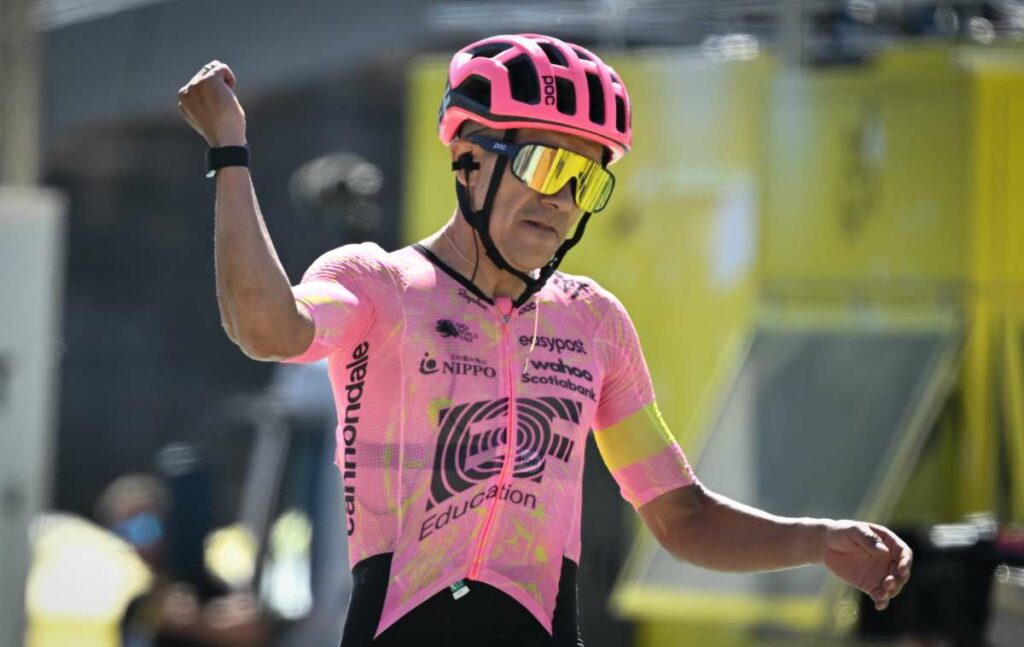 Richard Carapaz, ciclista ecuadoriano del team EF Education-EasyPost, ha attraversato il traguardo...