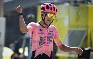 Richard Carapaz, ciclista ecuadoriano del team EF Education-EasyPost, ha attraversato il traguardo...
