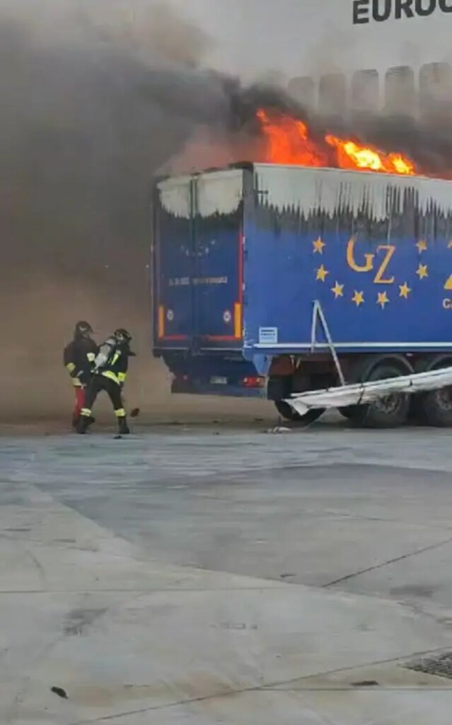 Incendio su rimorchio al porto di Catania: Intervento immediato dei Vigili del Fuoco