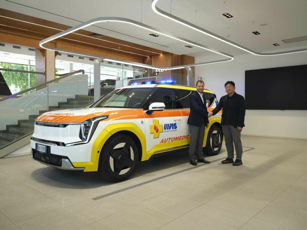 Kia Italia ha consegnato una Kia EV9 attrezzata per il soccorso avanzato all’Associazione AVIS...