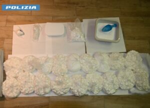 Tre persone arrestate a Milano per spaccio di cocaina da casa