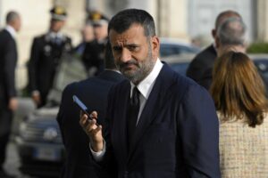 Il Presidente Ue Decaro avverte: “L’isolamento rappresenterà una sfida significativa per l’Italia”