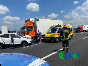 Tragedia sulla A4: una vittima e 17 feriti in un grave incidente