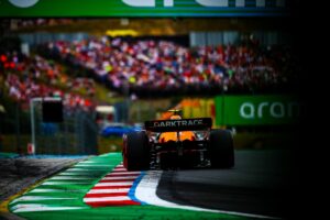 Norris su McLaren conquista la pole position in Ungheria, superando Piastri