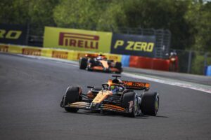 Oscar Piastri ha trionfato nel Gran Premio d'Ungheria, superando l'altra McLaren di Lando Norris...