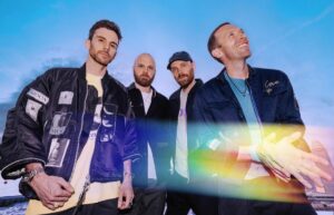 I Coldplay hanno rilasciato un nuovo lyric video per il loro singolo "feelslikeimfallinginlove". Il...