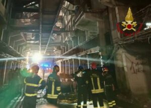 Tragedia alle Vele di Scampia: crolla un ballatoio, 2 morti e 13 feriti a Napoli