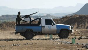 Sostenitori tribali degli Houthi dello Yemen tengono in alto le armi durante una protesta armata...