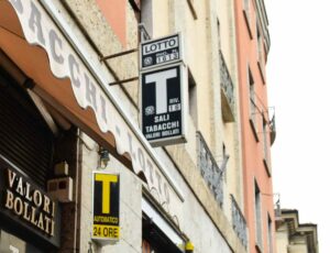 Intesa Sanpaolo firma un nuovo accordo con Mooney per offrire prelievi gratuiti