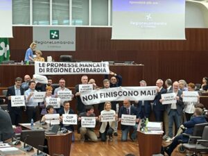 Flash mob delle opposizioni in Consiglio regionale della Lombardia contro il governo Fontana